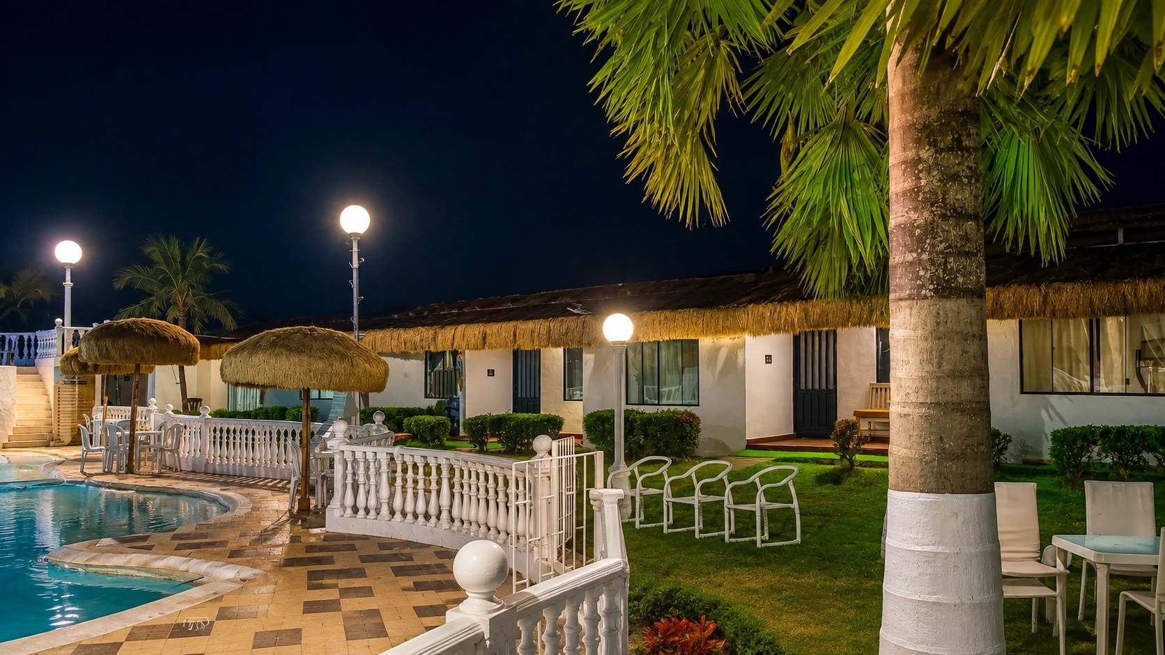 Habitaciones, jardines y piscina del Hotel Las Palmas de Ricaurte