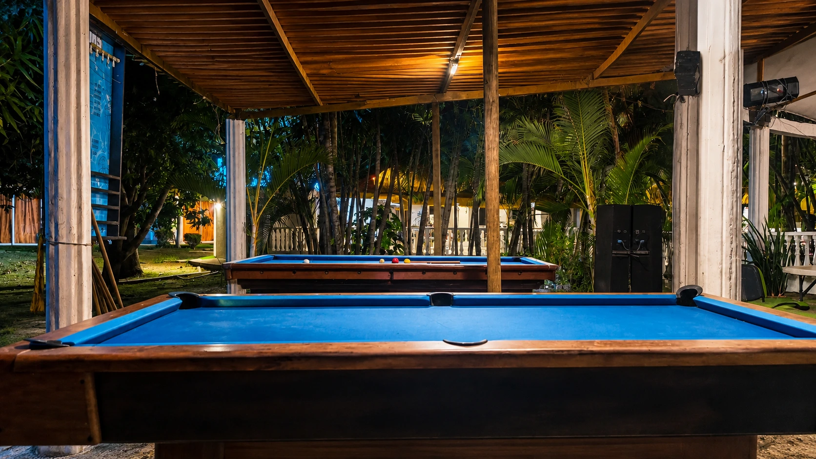 Jardines y senderos iluminados junto a las habitaciones
