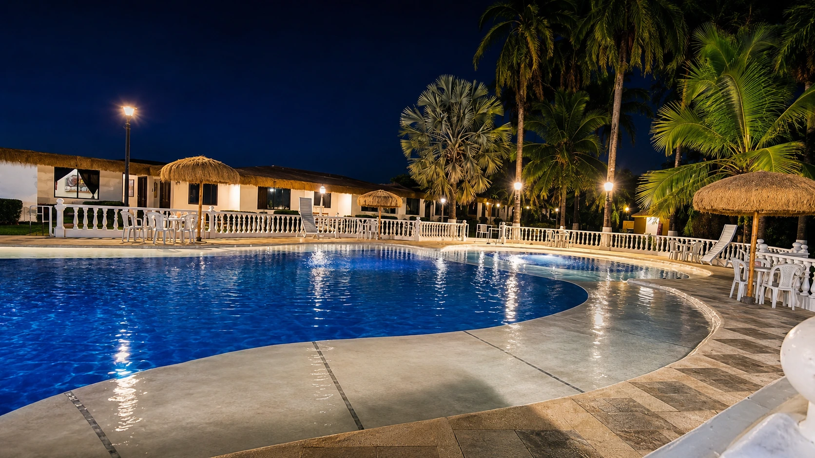 Piscina principal iluminada del Hotel Las Palmas de Ricaurte